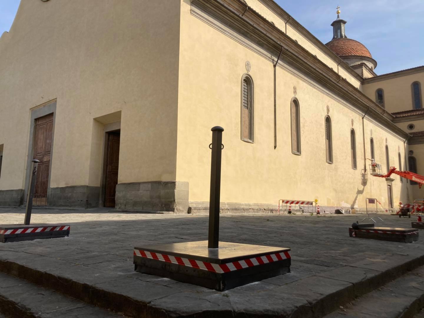 La cordonatura di piazza Santo Spirito mentre viene installata. Foto di Antonella Bundu
