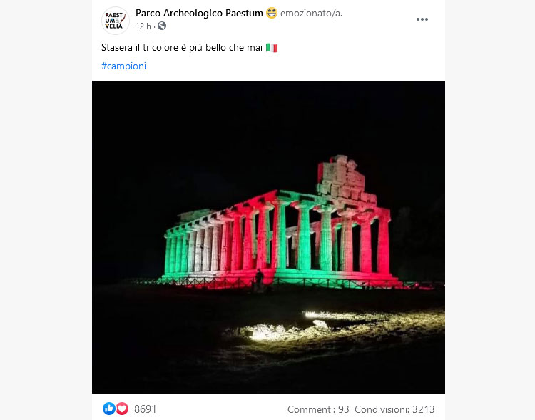 Il Parco Archeologico di Paestum pubblica una foto del tempio di Atena illuminato con il tricolore
