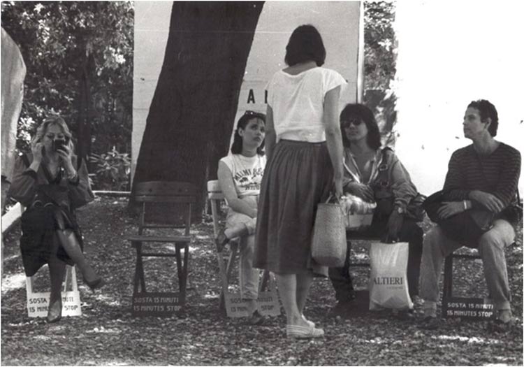 Salvatore Falci, Stefano Fontana, Pino Modica, Sosta Quindici Minuti, intervento urbano con sedie colorate, presso i Giardini della XLI Biennale di Venezia, 1984
