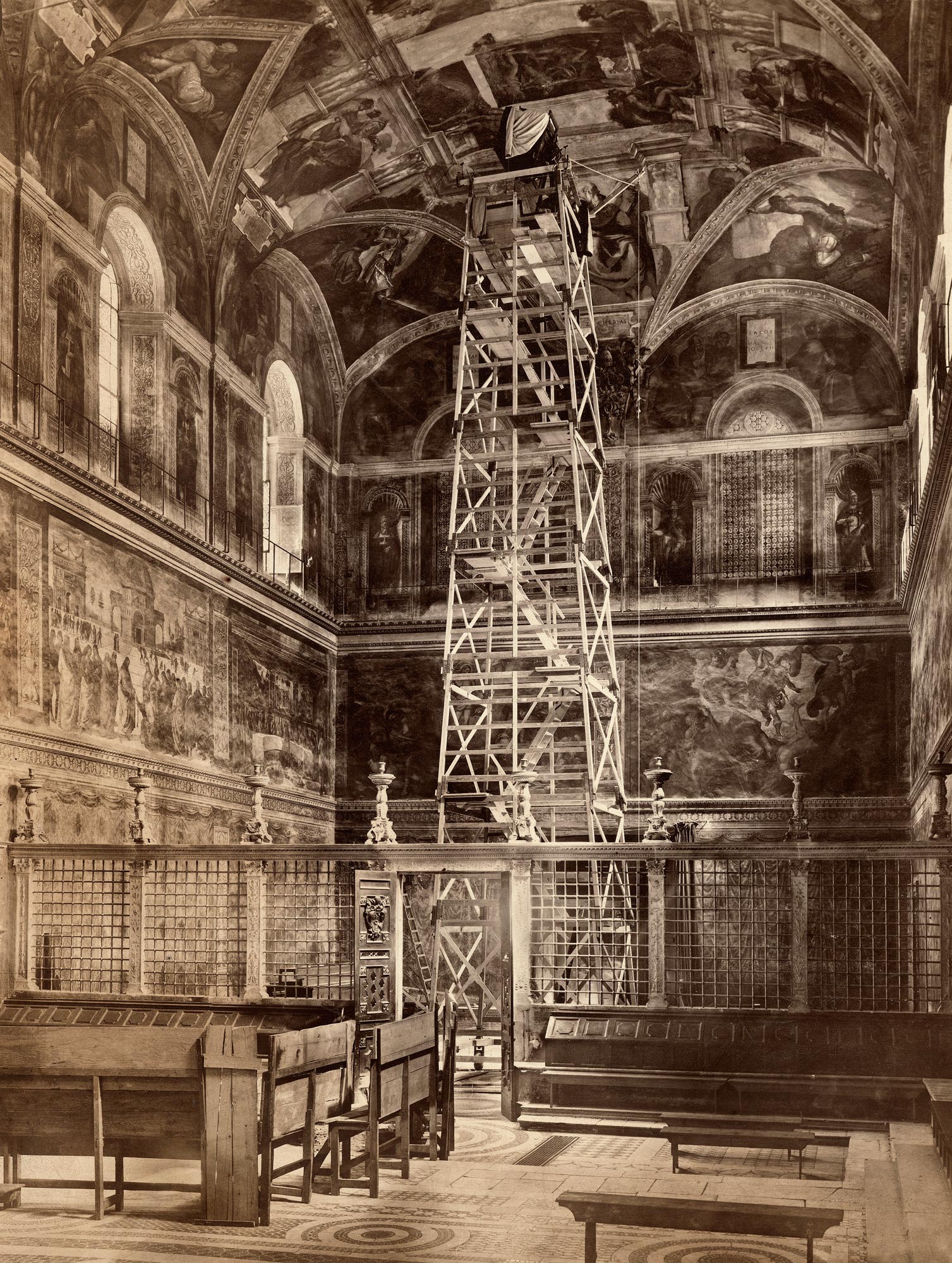 Fratelli Alinari, Macchina fotografica montata sul palco di sedici metri dal quale furono eseguite le fotografie della Cappella Sistina (1904)
 Fratelli Alinari, Macchina fotografica montata sul palco di sedici metri dal quale furono eseguite le fotografie della Cappella Sistina (1904)