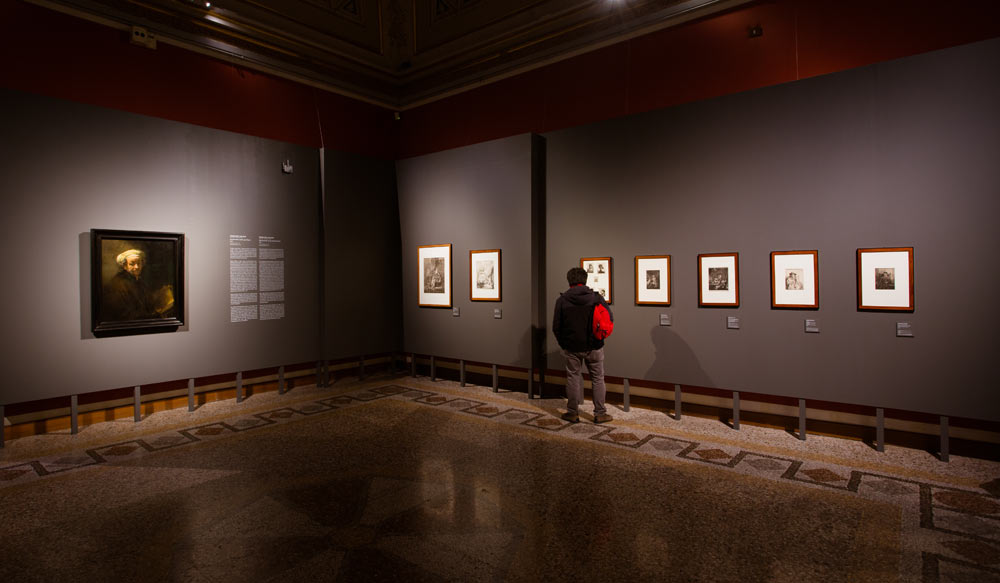 Visitatore alla mostra su Rembrandt della Galleria Corsini di Roma in periodo Covid. Ph. Ministero della Cultura - DG Musei
