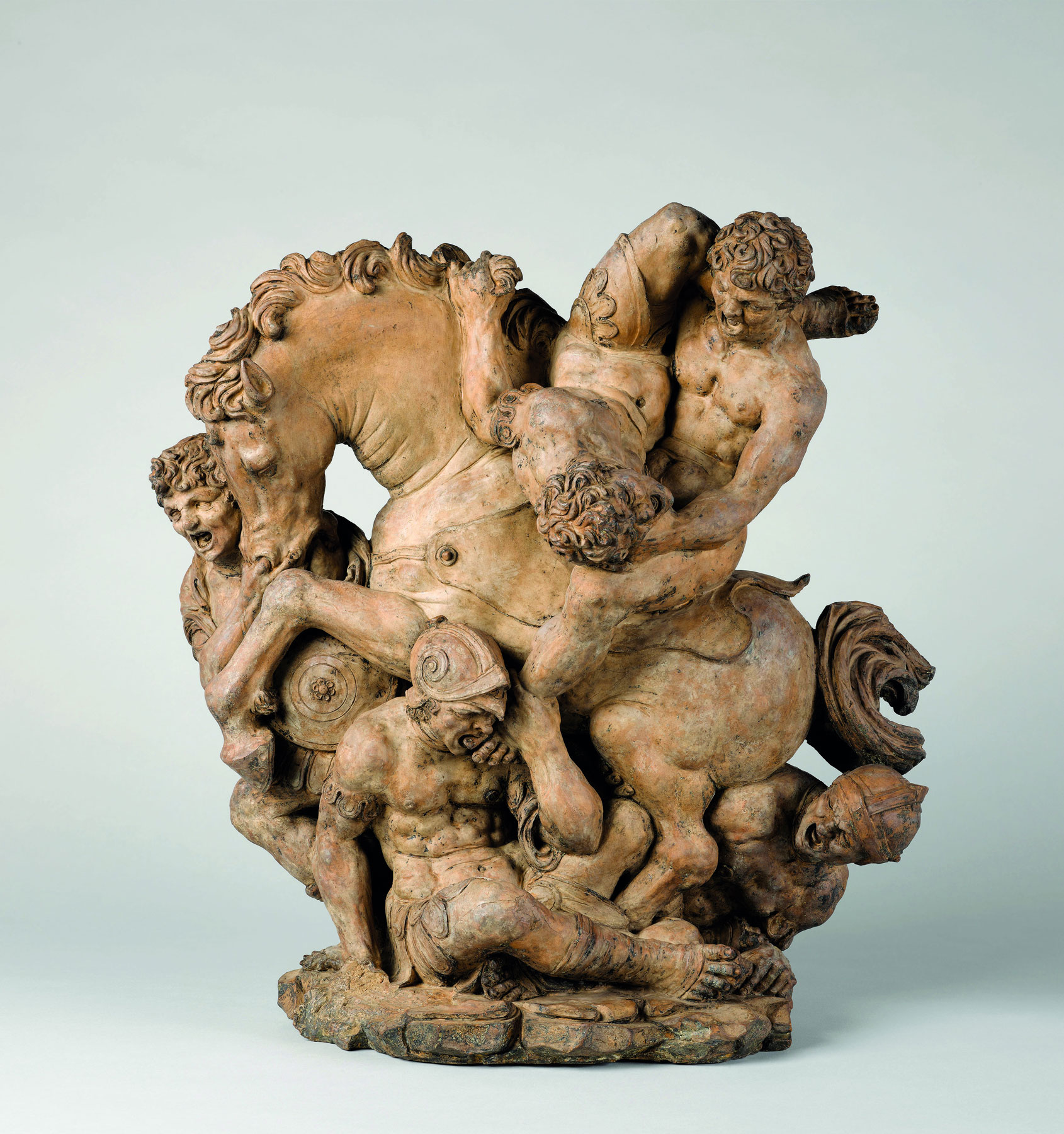 Giovanfrancesco Rustici, Scena di combattimento: cavaliere che si difende contro quattro soldati (1506-1511 circa; terracotta con tracce di bronzo, 46,5 x 44,5 x 24 cm; Parigi, Louvre, Département des Sculptures)
