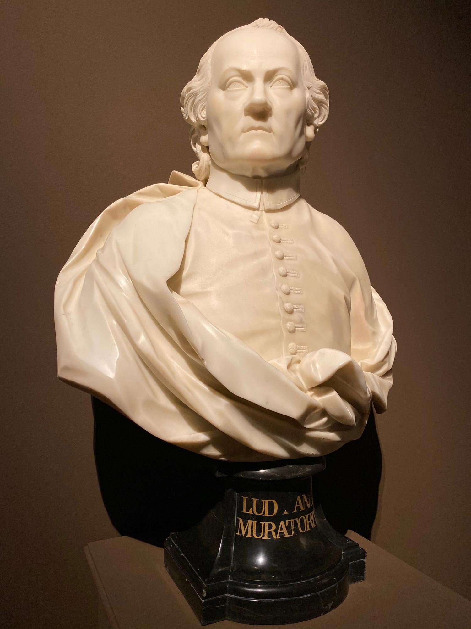 Giovanni Antonio Cybei, Ritratto di Ludovico Antonio Muratori (1773; marmo, 93 x 66 x 36 cm; Modena, Biblioteca Estense)
 Giovanni Antonio Cybei, Ritratto di Ludovico Antonio Muratori (1773; marmo, 93 x 66 x 36 cm; Modena, Biblioteca Estense)