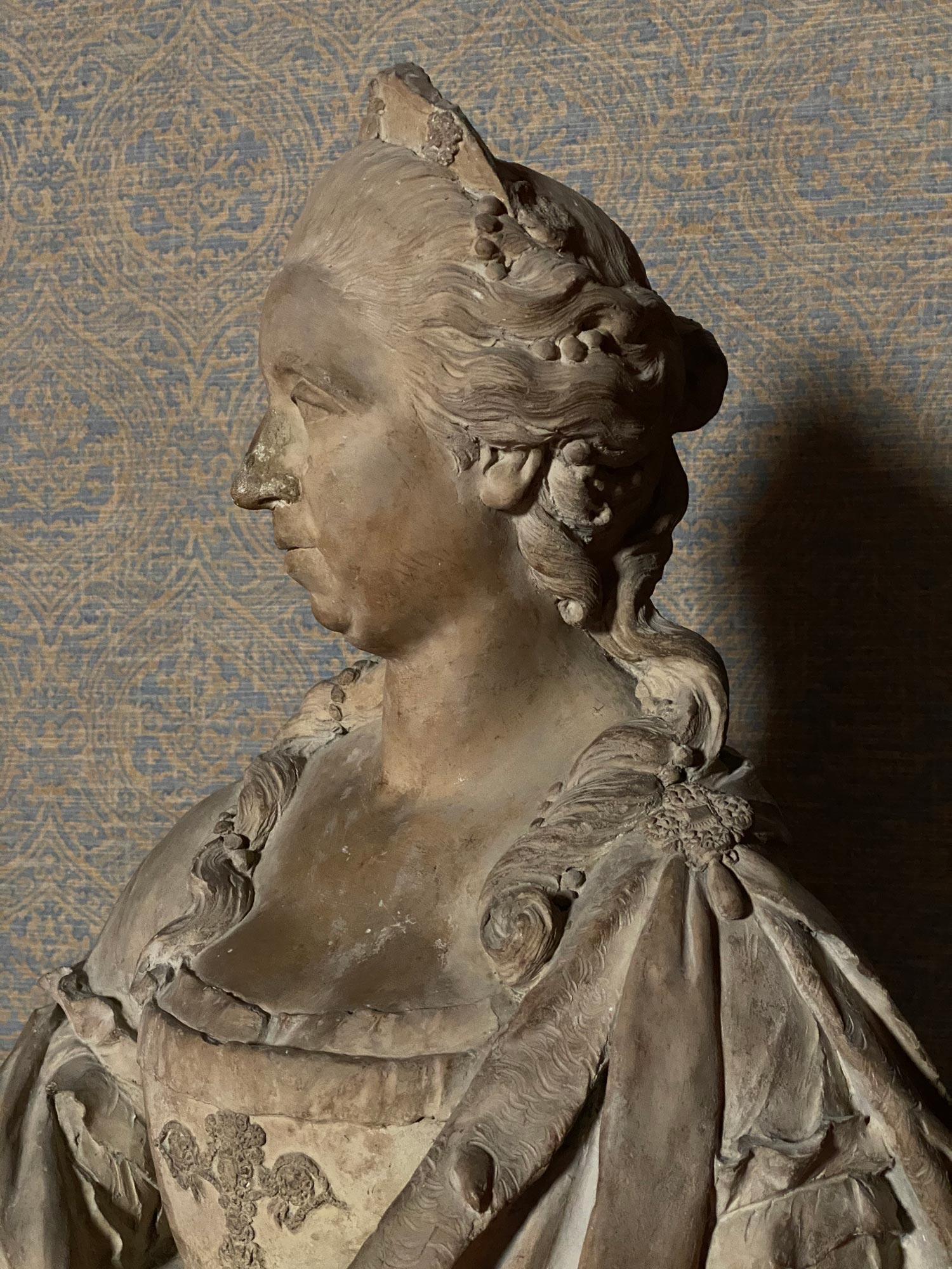 Giovanni Antonio Cybei, Busto di Maria Teresa Cybo Malaspina (seconda metà del secolo XVIII; terracotta, 26 x 43 x 65 cm; Carrara, Accademia di Belle Arti)
 Giovanni Antonio Cybei, Busto di Maria Teresa Cybo Malaspina (seconda metà del secolo XVIII; terracotta, 26 x 43 x 65 cm; Carrara, Accademia di Belle Arti)