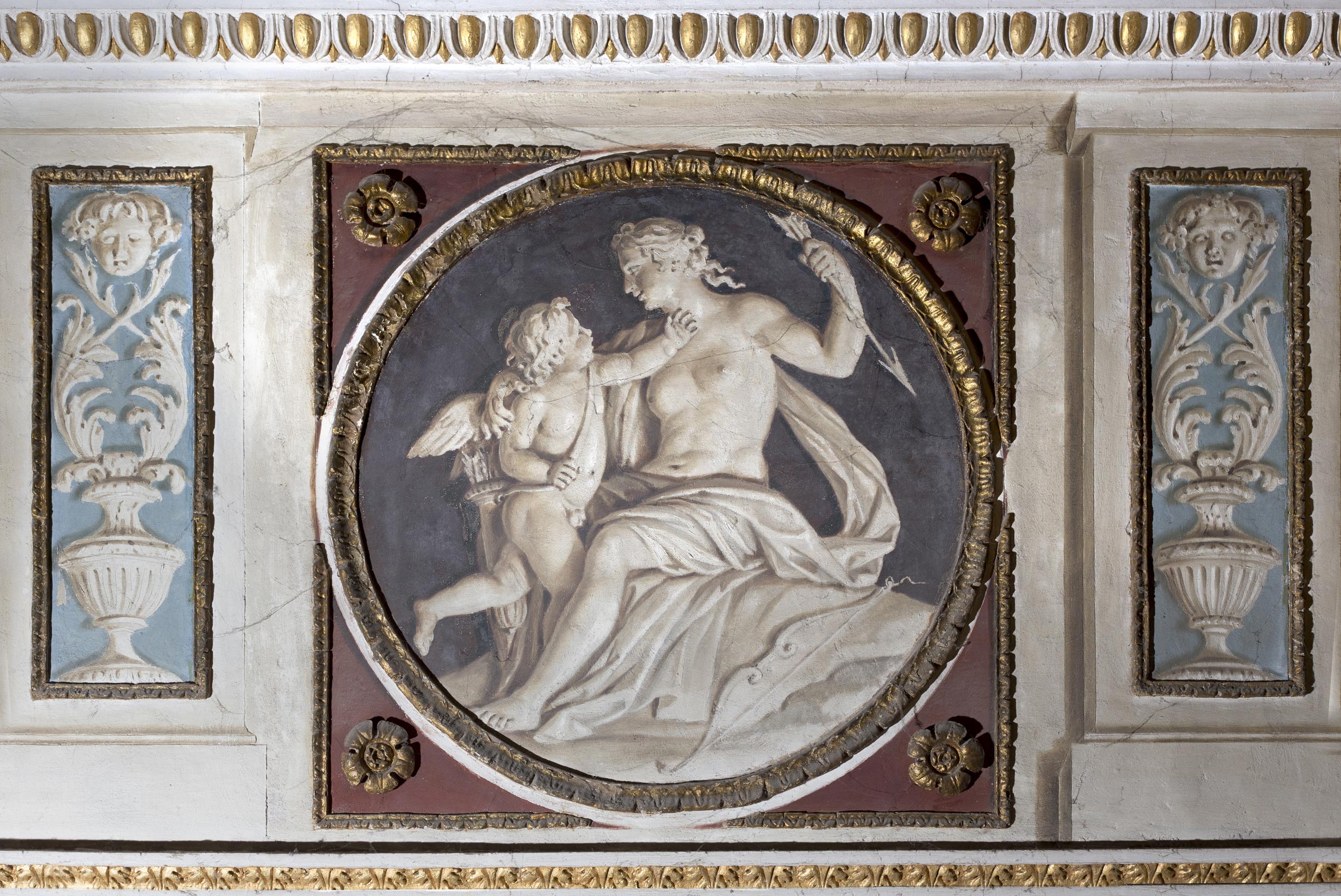 Giulio Romano, Francesco Primaticcio e allievi, Venere disarma Cupido (XVI secolo; affresco; Mantova, Palazzo Te, Volta e fregio della Camera degli Imperatori). Foto: Gian Maria Pontiroli © Fondazione Palazzo Te
 Giulio Romano, Francesco Primaticcio e allievi, Venere disarma Cupido (XVI secolo; affresco; Mantova, Palazzo Te, Volta e fregio della Camera degli Imperatori). Foto: Gian Maria Pontiroli © Fondazione Palazzo Te