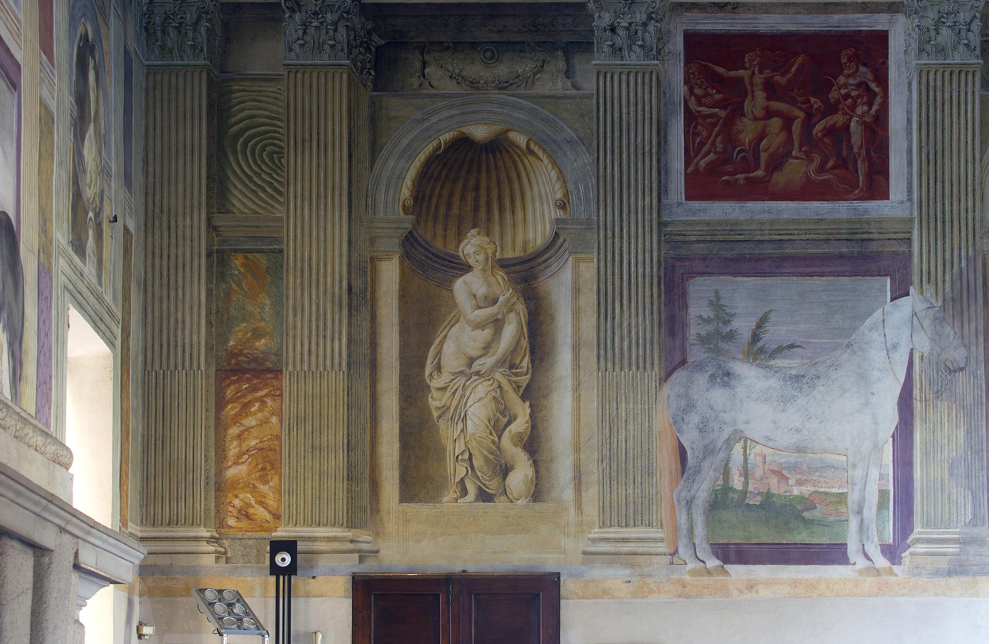 Giulio Romano e allievi, Venere Marina (1525-1526; affresco; Mantova, Palazzo Te, Sala dei Cavalli). Foto: Gian Maria Pontiroli © Fondazione Palazzo Te
 Giulio Romano e allievi, Venere Marina (1525-1526; affresco; Mantova, Palazzo Te, Sala dei Cavalli). Foto: Gian Maria Pontiroli © Fondazione Palazzo Te