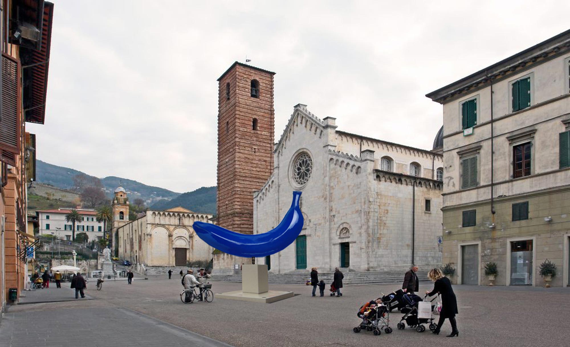 The Blue Banana allestita in piazza
