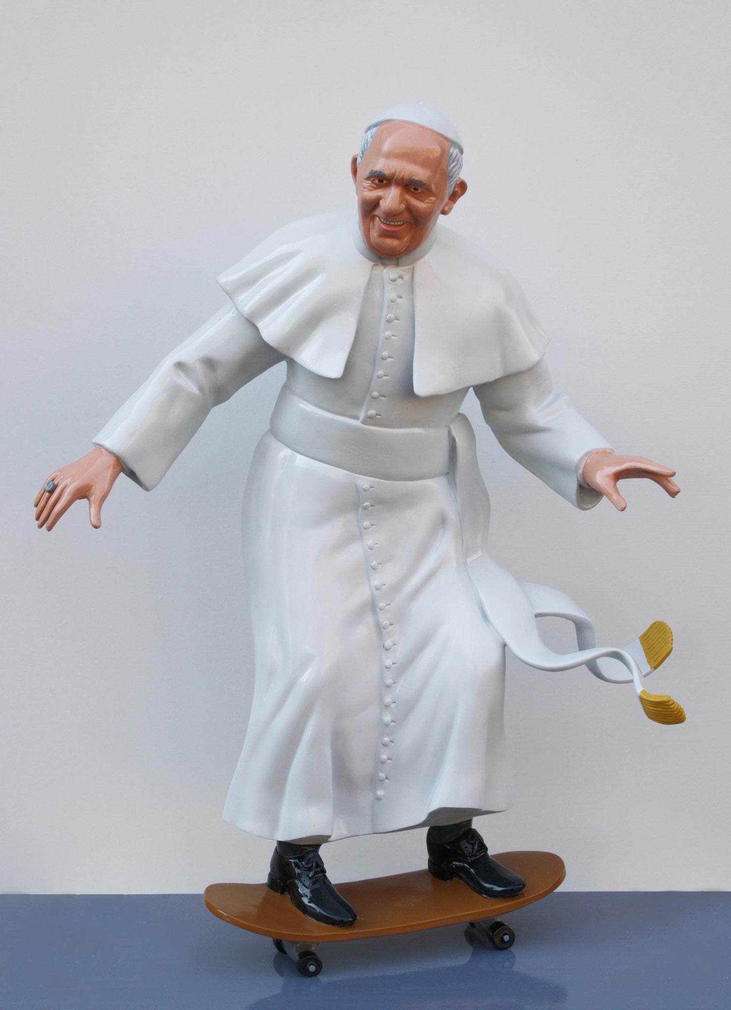 Giuseppe Veneziano, Skater Pope (2021; bronzo dipinto, 200 x 120 x 60 cm)
