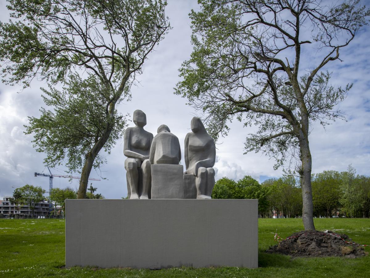 Goshka Macuga, Family Module
