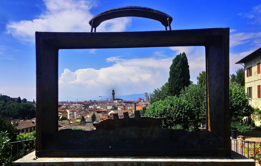 Jean Michel Folon, Partir (2002; bronzo, 248 x 298 x 78 cm; Firenze, Giardino delle Rose)
