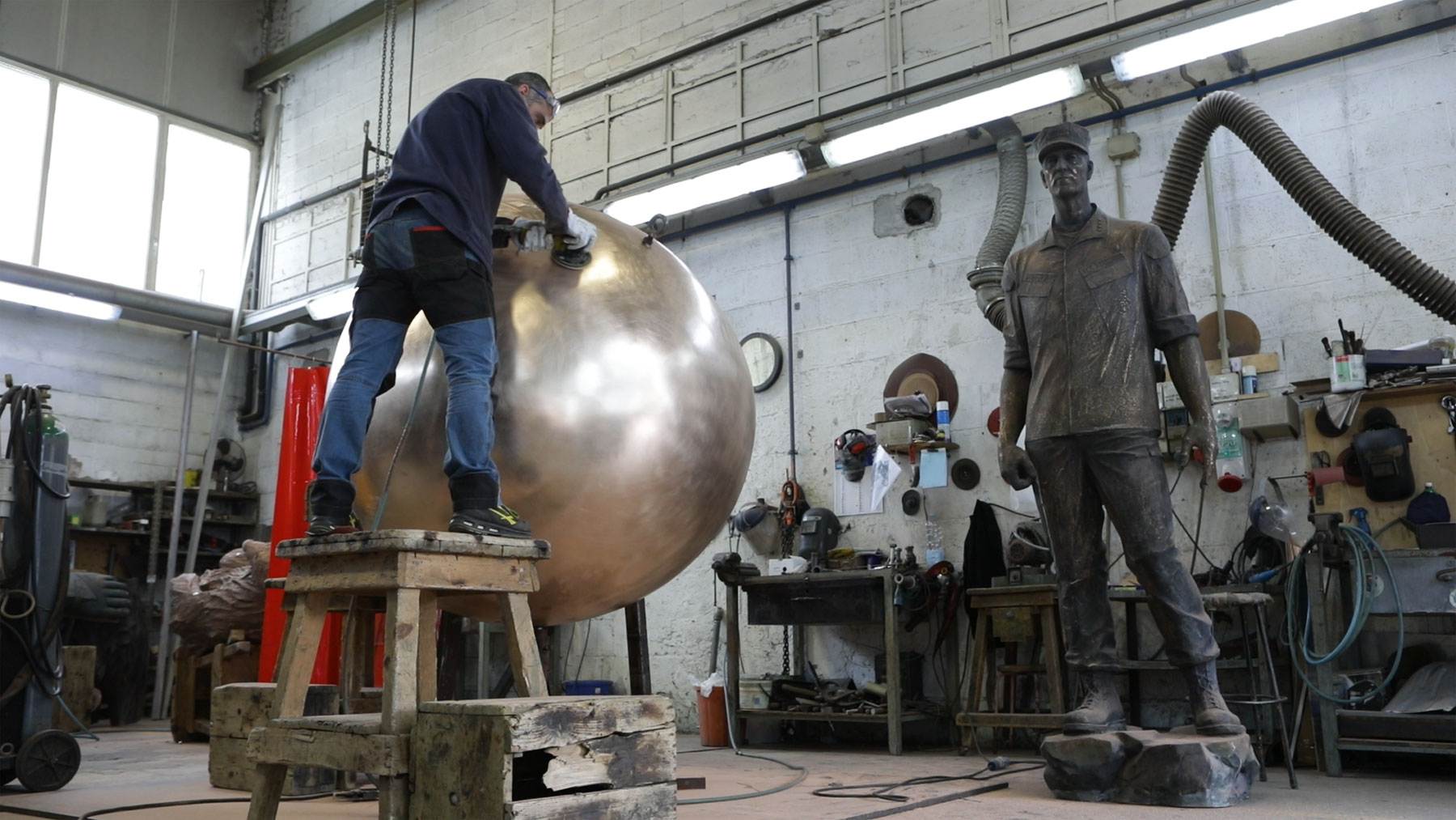 Fotogramma dal documentario Le mani dell'arte
