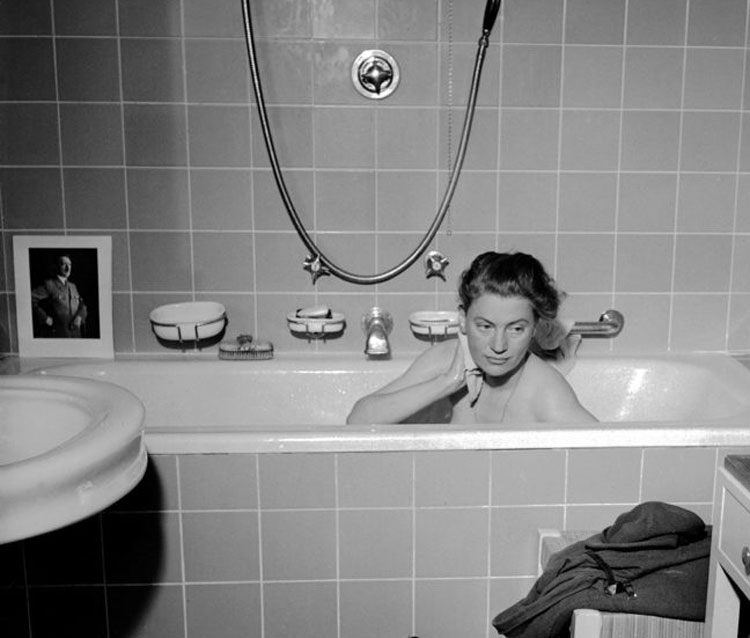 В ванне гитлера ли миллер ванной. Lee Miller. Ли Миллер в ванне Гитлера.