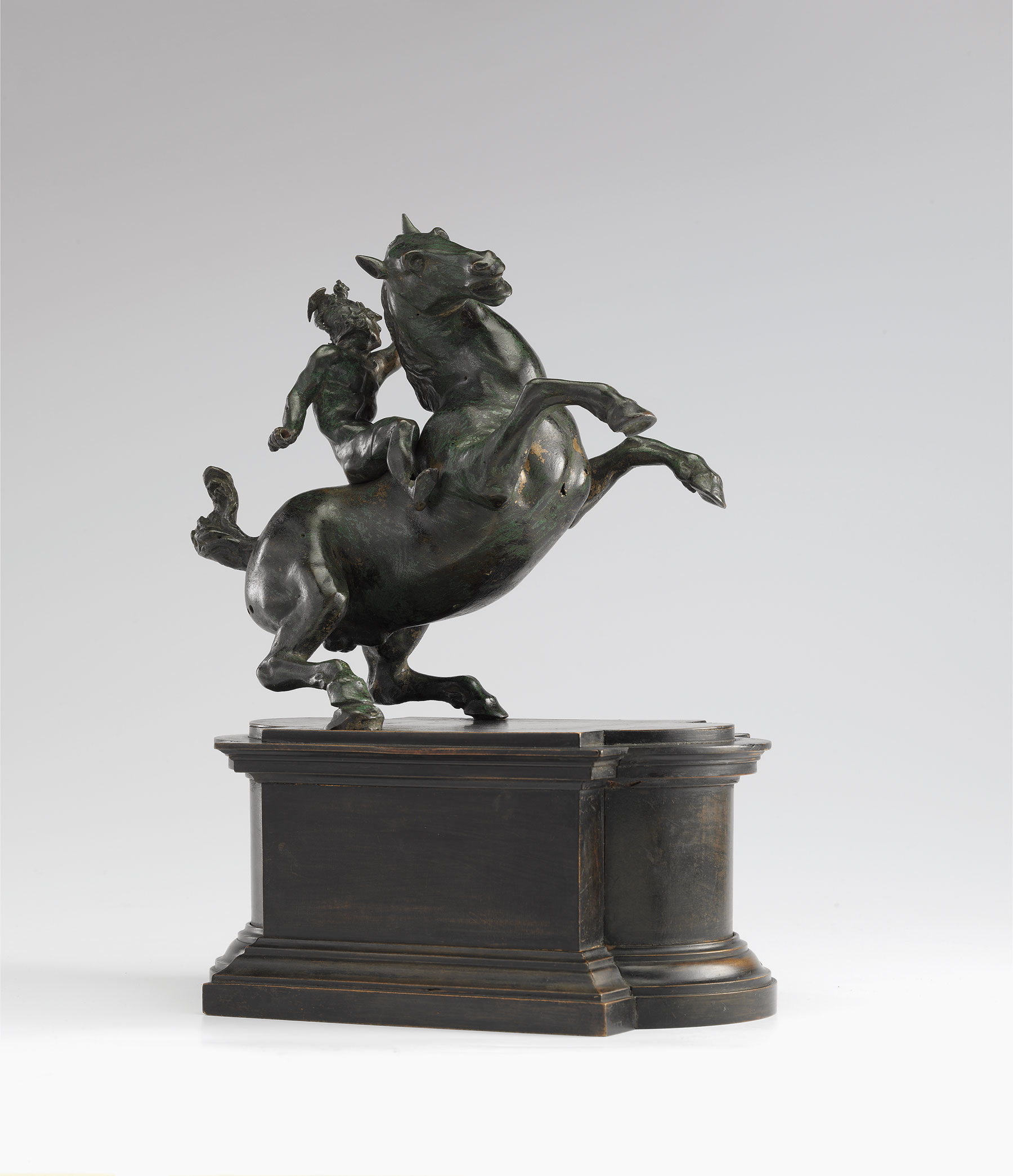 Leonardo da Vinci (attribuito), Cavaliere su destriero impennato (inizi del XVI secolo; bronzo, patina verde scuro, 24 x 28 x 15 cm; Budapest, Szépmuveszéti Múzeum)
