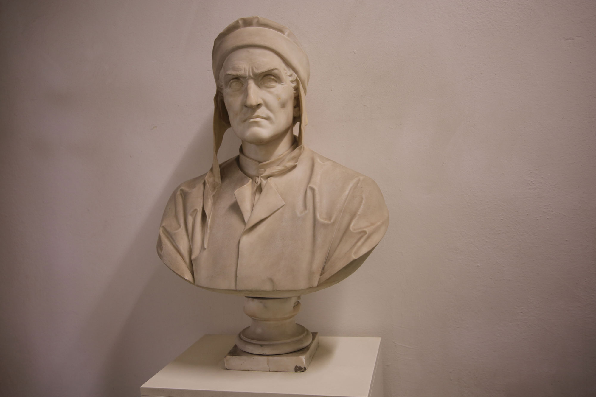 Luigi Ferrari, Busto di Dante (1864; marmo, 81 × 57 × 37 cm Vicenza, Istituzione pubblica culturale Biblioteca civica Bertoliana)
