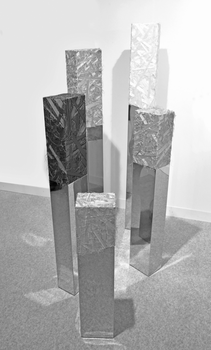 Manuela Toselli, Legami Specchio #1-#2-#3-#4-#5 (2019; seta shantung, acciaio specchiato, legno e chiodi, dimensioni ambientali)
 Manuela Toselli, Legami Specchio #1-#2-#3-#4-#5 (2019; seta shantung, acciaio specchiato, legno e chiodi, dimensioni ambientali)