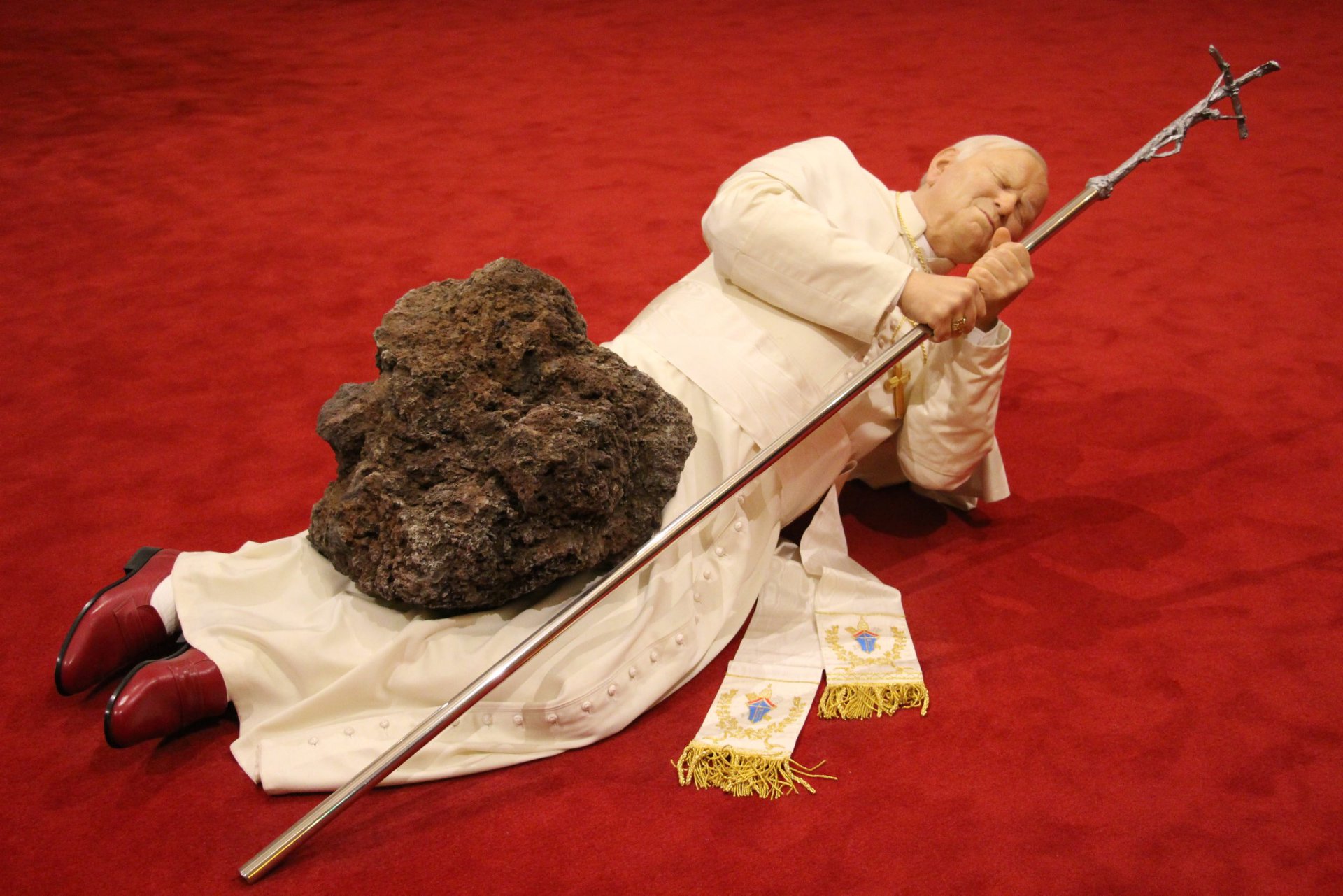 Maurizio Cattelan, La Nona Ora (1999; poliestere, resina, roccia vulcanica, tappeto, vetro, polvere metallica, lattice, cera, tessuto; Collezione privata)
 Maurizio Cattelan, La Nona Ora (1999; poliestere, resina, roccia vulcanica, tappeto, vetro, polvere metallica, lattice, cera, tessuto; Collezione privata)