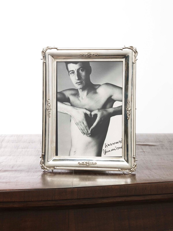 Maurizio Cattelan, Lessico familiare (1989; fotografia in bianco e nero in cornice d'argento; 18 x 13 cm)
