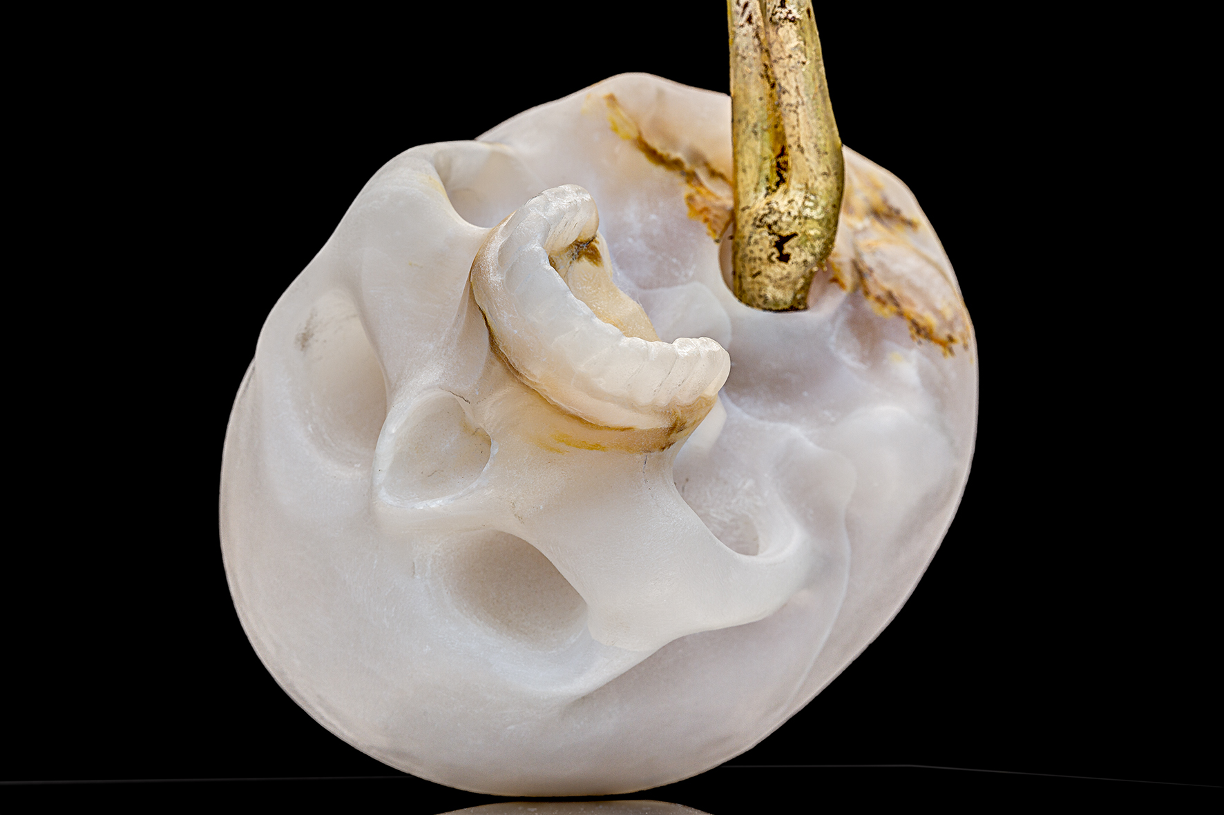 Michelangelo Galliani, Vanitas, dettaglio (2021; onice, foglia d'oro e acciaio inox, 20 x 20 x 65 cm)
