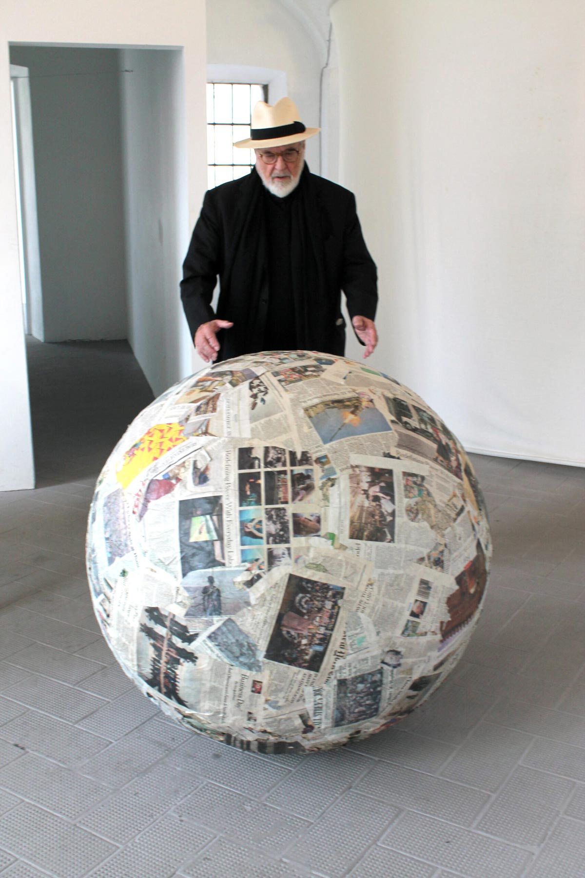 Michelangelo Pistoletto ritratto con la sua opera Sfera di giornali (1966 - 2017; giornali pressati, 100 x 100 cm). Foto A. Lacirasella
 Michelangelo Pistoletto ritratto con la sua opera Sfera di giornali (1966 - 2017; giornali pressati, 100 x 100 cm). Foto A. Lacirasella