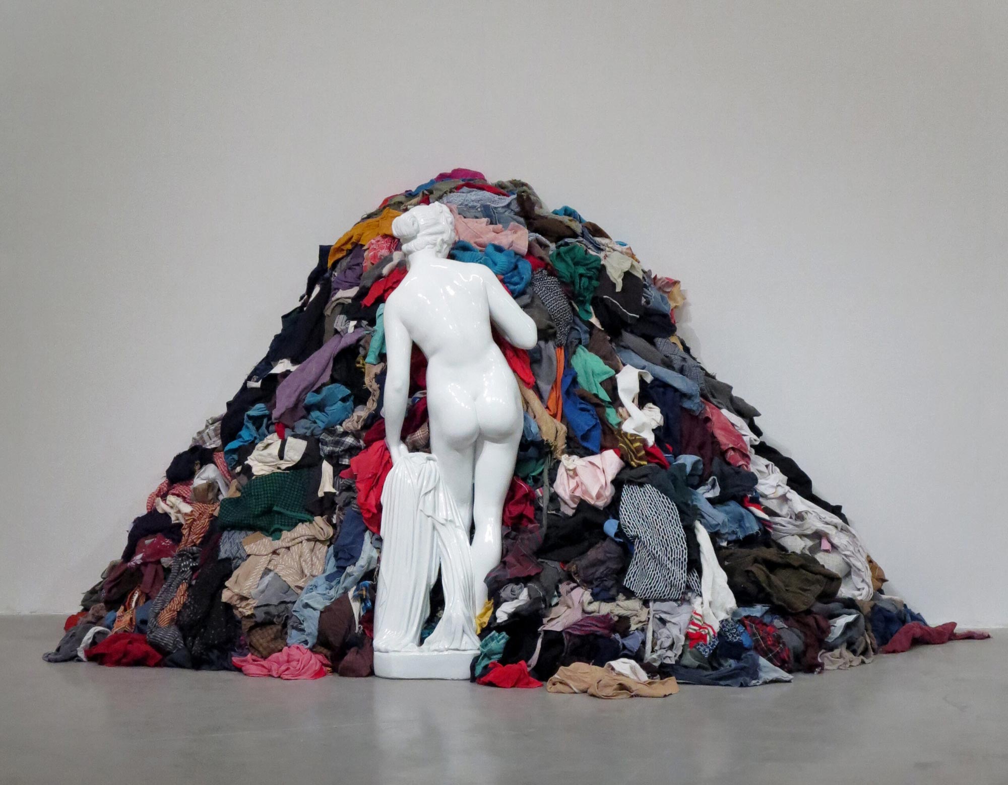 Michelangelo Pistoletto, Venere degli stracci (1967 Cemento, smalto e stracci, 140 x 240 x 80 cm). Courtesy Galleria Continua, San Gimignano
 Michelangelo Pistoletto, Venere degli stracci (1967 Cemento, smalto e stracci, 140 x 240 x 80 cm). Courtesy Galleria Continua, San Gimignano