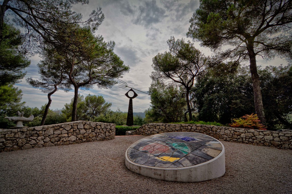 Joan Miró, Labirinto (1961-1981; sculture in ceramica; Saint-Paul-de-Vence, Fondazione Maeght). Foto di Eric Huybrechts

