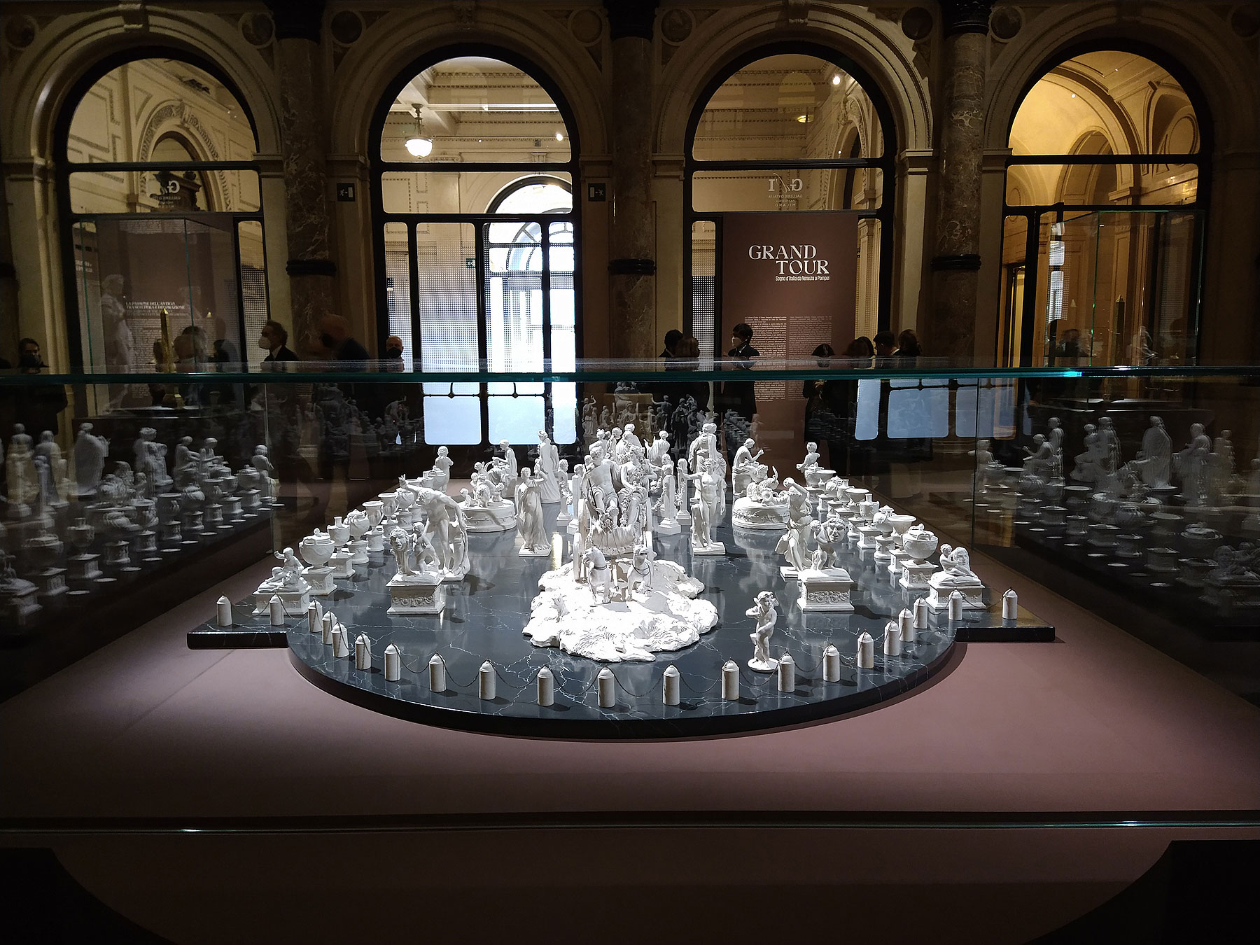 Sala della mostra Grand Tour. Sogno d’Italia da Venezia a Pompei
