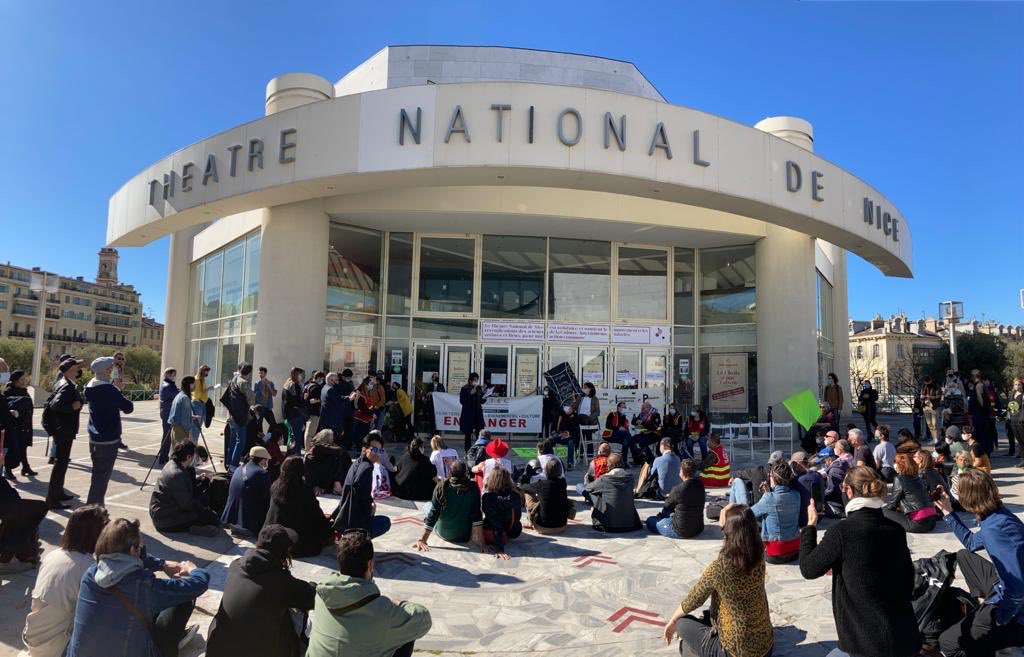La protesta al Théâtre National di Nizza
 La protesta al Théâtre National di Nizza