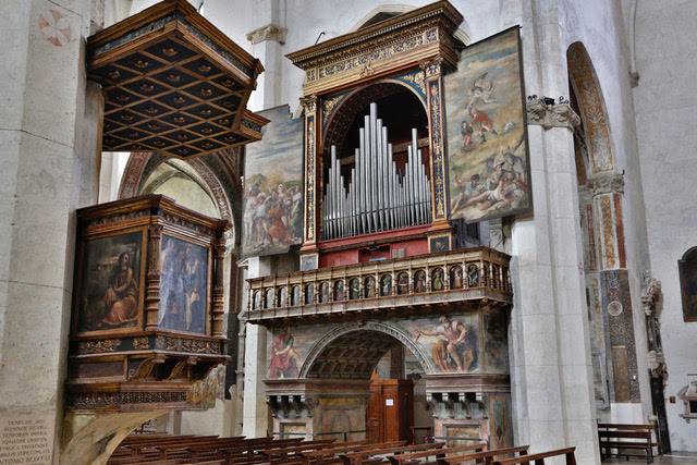 L'organo e il pulpito del Romanino. Foto Diocesi di Mantova