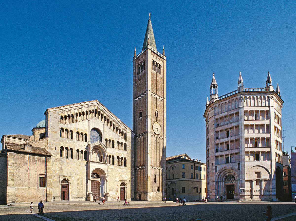 Piazza Duomo con Cattedrale e Battistero
