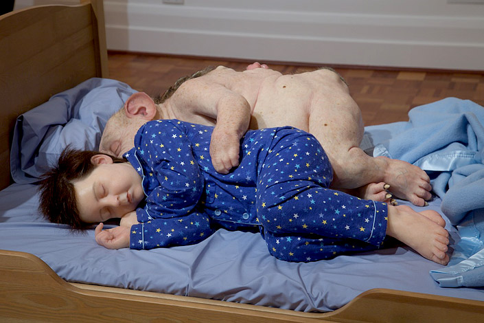 Patricia Piccinini, Undivided (2004; silicone, capelli umani, tecnica mista, 101 x 74 x 127 cm)
 Patricia Piccinini, Undivided (2004; silicone, capelli umani, tecnica mista, 101 x 74 x 127 cm)