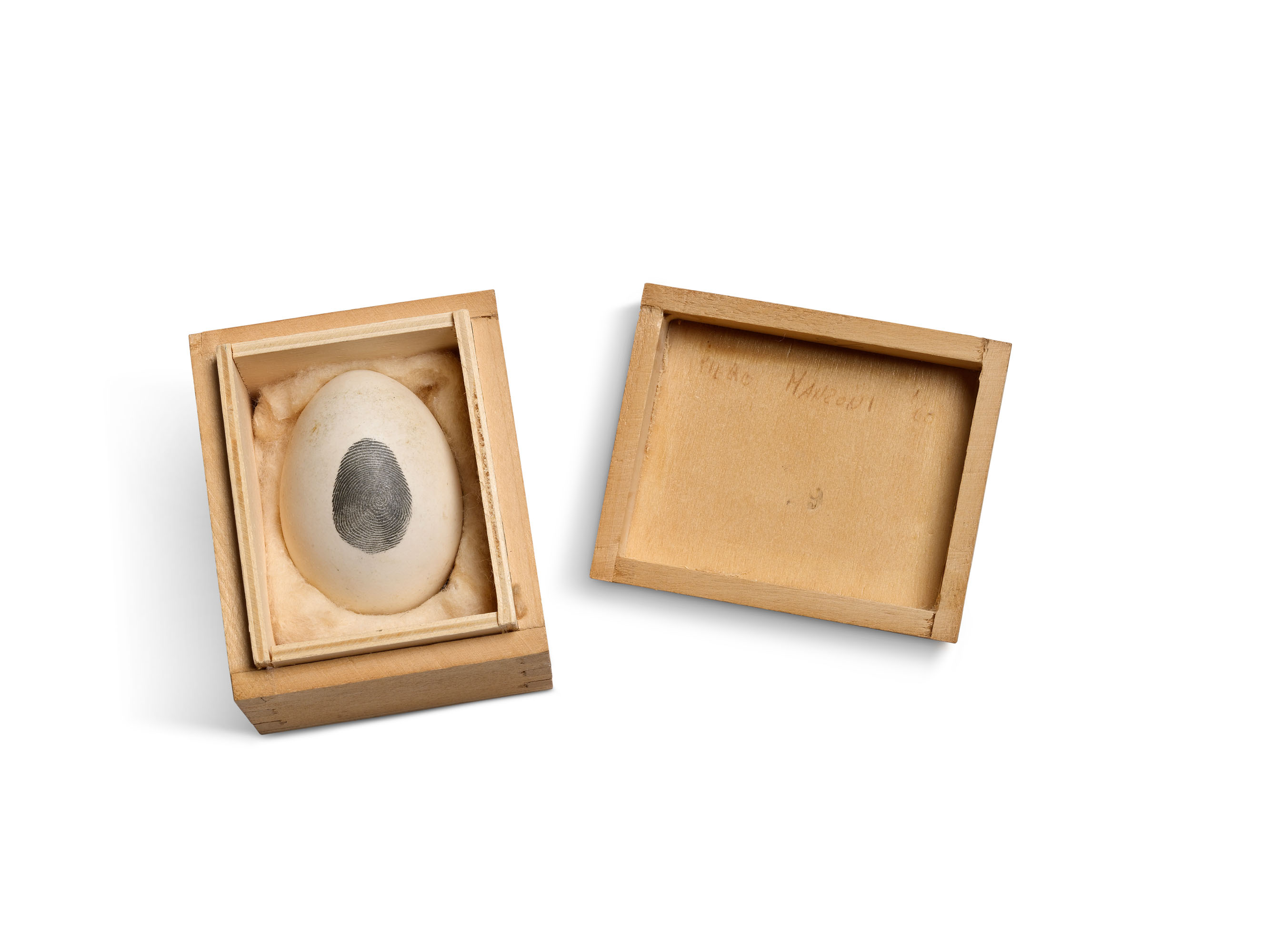 Piero Manzoni, Uovo scultura n. 29 (1960; inchiostro su uovo, scatola di legno, 5,7 x 8,2 x 6,7 cm; Collezione privata)
