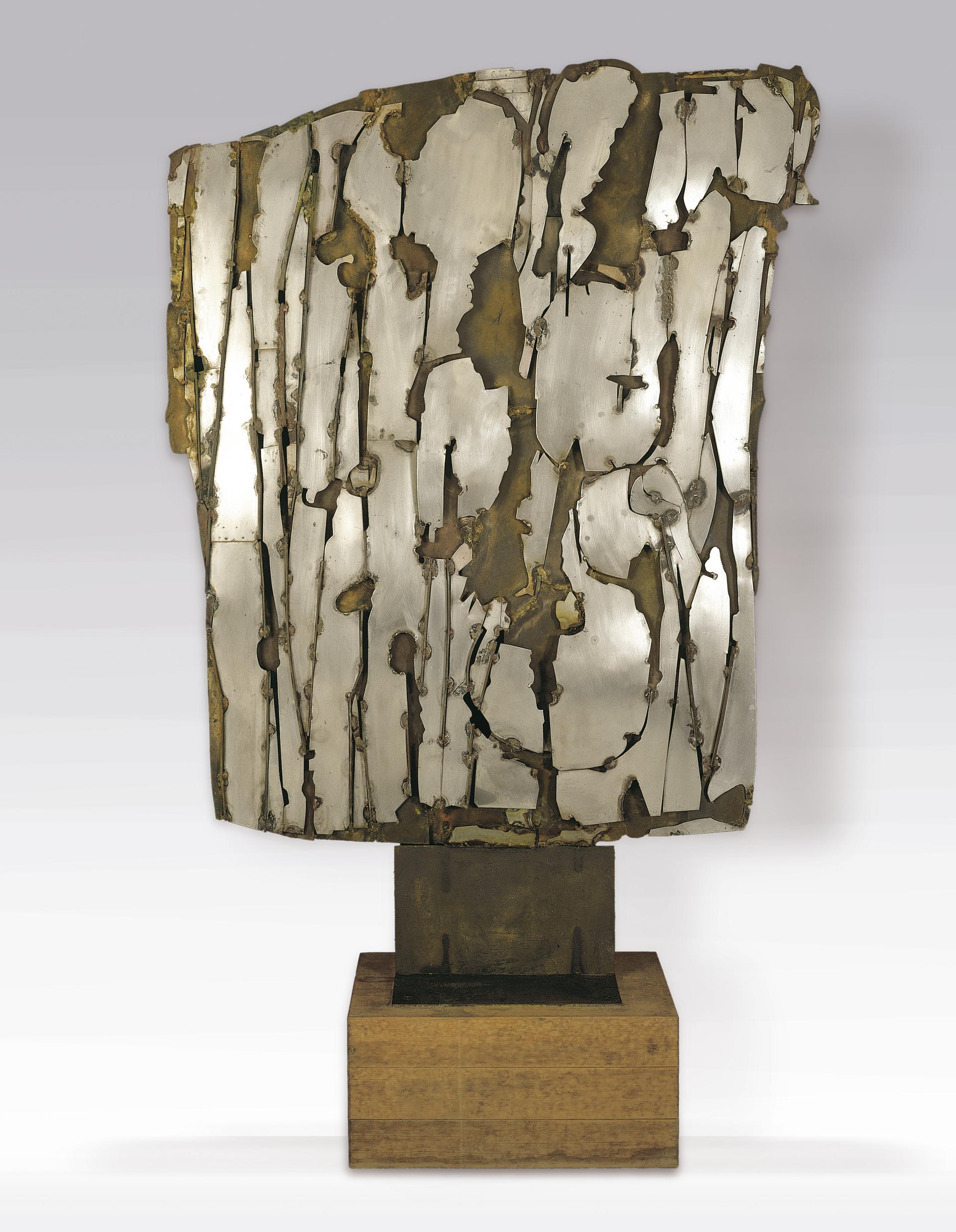 Pietro Consagra, New York City (1962; bronzo e acciaio, lastre tagliate, fuse e saldate, 171 x 105 x 29 cm). Foto: Paolo Vandrasch
 Pietro Consagra, New York City (1962; bronzo e acciaio, lastre tagliate, fuse e saldate, 171 x 105 x 29 cm). Foto: Paolo Vandrasch