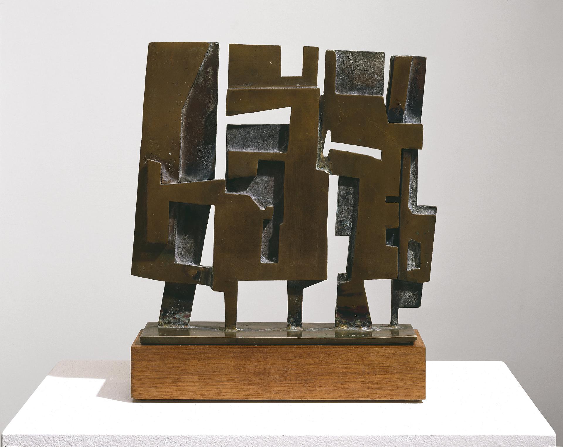Pietro Consagra, Omaggio a Paisiello (1955; bronzo, fusione a terra delle singole parti e saldatura, 69 x 72 x 6 cm; Lugano, Collezione privata). Foto: Maniscalco 
 Pietro Consagra, Omaggio a Paisiello (1955; bronzo, fusione a terra delle singole parti e saldatura, 69 x 72 x 6 cm; Lugano, Collezione privata). Foto: Maniscalco