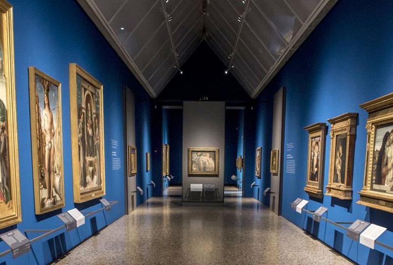 La sala col Cristo morto del Mantegna alla Pinacoteca di Brera
