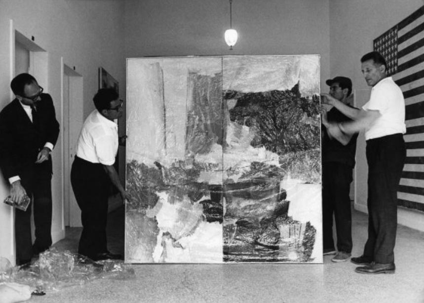 Installazione di Studio Painting di Robert Rauschenberg alla Biennale di Venezia del 1964. Dietro, la Double Flag di Jasper Johns
