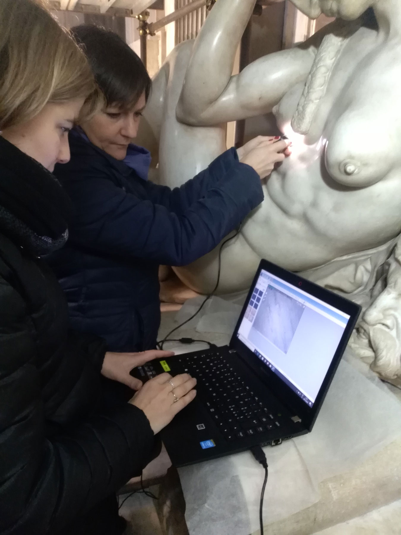 Indagini colorimetriche sulla statua della Notte del monumento funebre di Giuliano de' Medici, duca di Nemours. Foto per gentile concessione del CNR.
