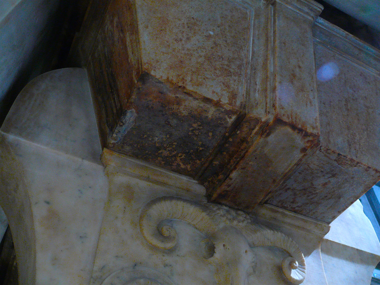 Particolare del monumento funebre di Lorenzo duca d'Urbino prima del restauro con batteri - Foto per gentile concessione di ENEA
