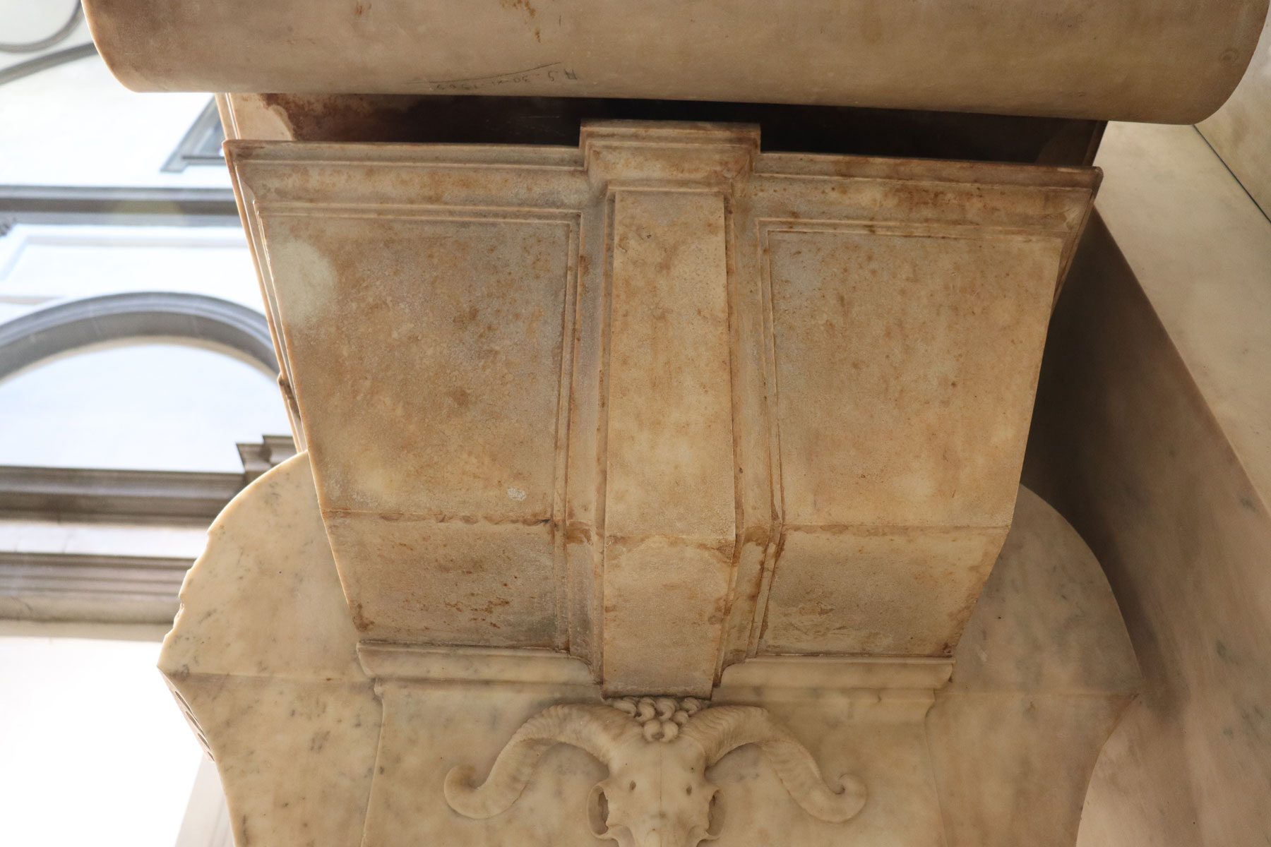 Particolare del monumento funebre di Lorenzo duca d'Urbino dopo restauro con batteri - Foto per gentile concessione di ENEA
