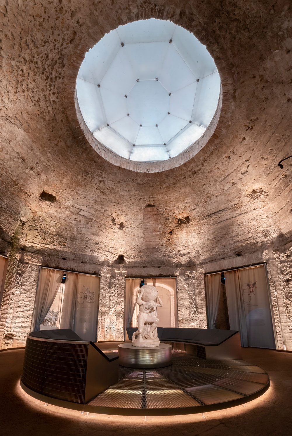 Roma, Domus Aurea. Sala Ottagona allestita con la scultura dell’Atlante Farnese. Crediti: ©ph ERCO illuminazione
 Roma, Domus Aurea. Sala Ottagona allestita con la scultura dell’Atlante Farnese. Crediti: ©ph ERCO illuminazione