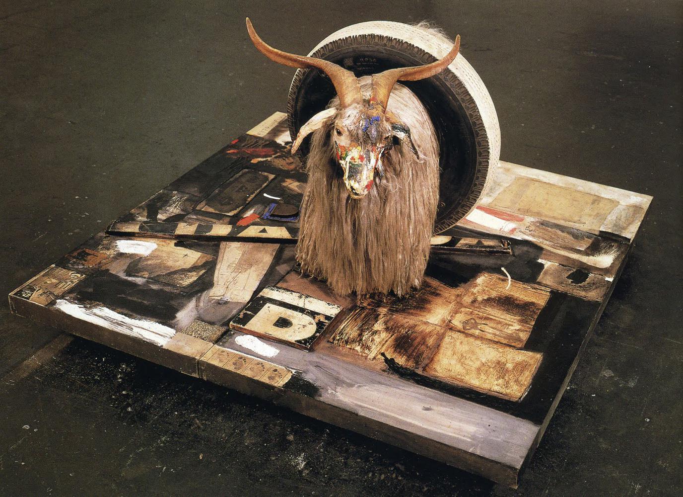 Robert Rauschenberg, Monogram, dalla serie Combine (1955-1959; Pittura a olio, giornale, tessuto, carta stampate, riproduzioni stampate, metallo, legno, tacco di gomma e pallina da tennis su tela con pittura a olio e pneumatico su capra di Angora su una piattagorma di legno montata su quattro ruote, 106,7 x 160,7 x 163,8 cm; Stoccolma, Moderna Museet)
