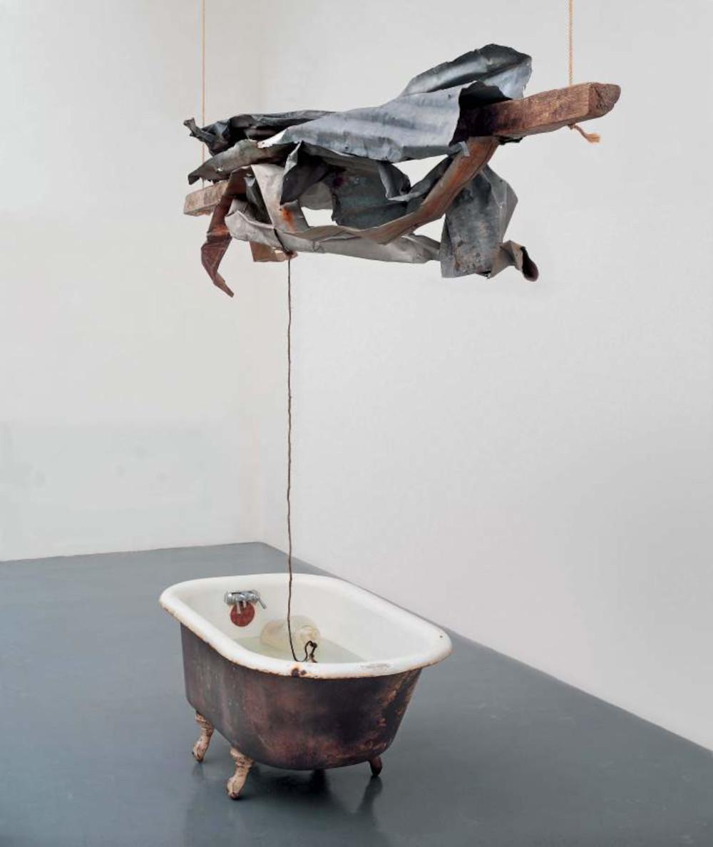 Robert Rauschenberg, Sor Aqua, dalla serie Venetian (1973; vasca da bagno, legno, metallo, caraffa di vetro, rame, 248,9 x 304,8 x 104,1 cm; Houston, The Museum of Fine Arts)
