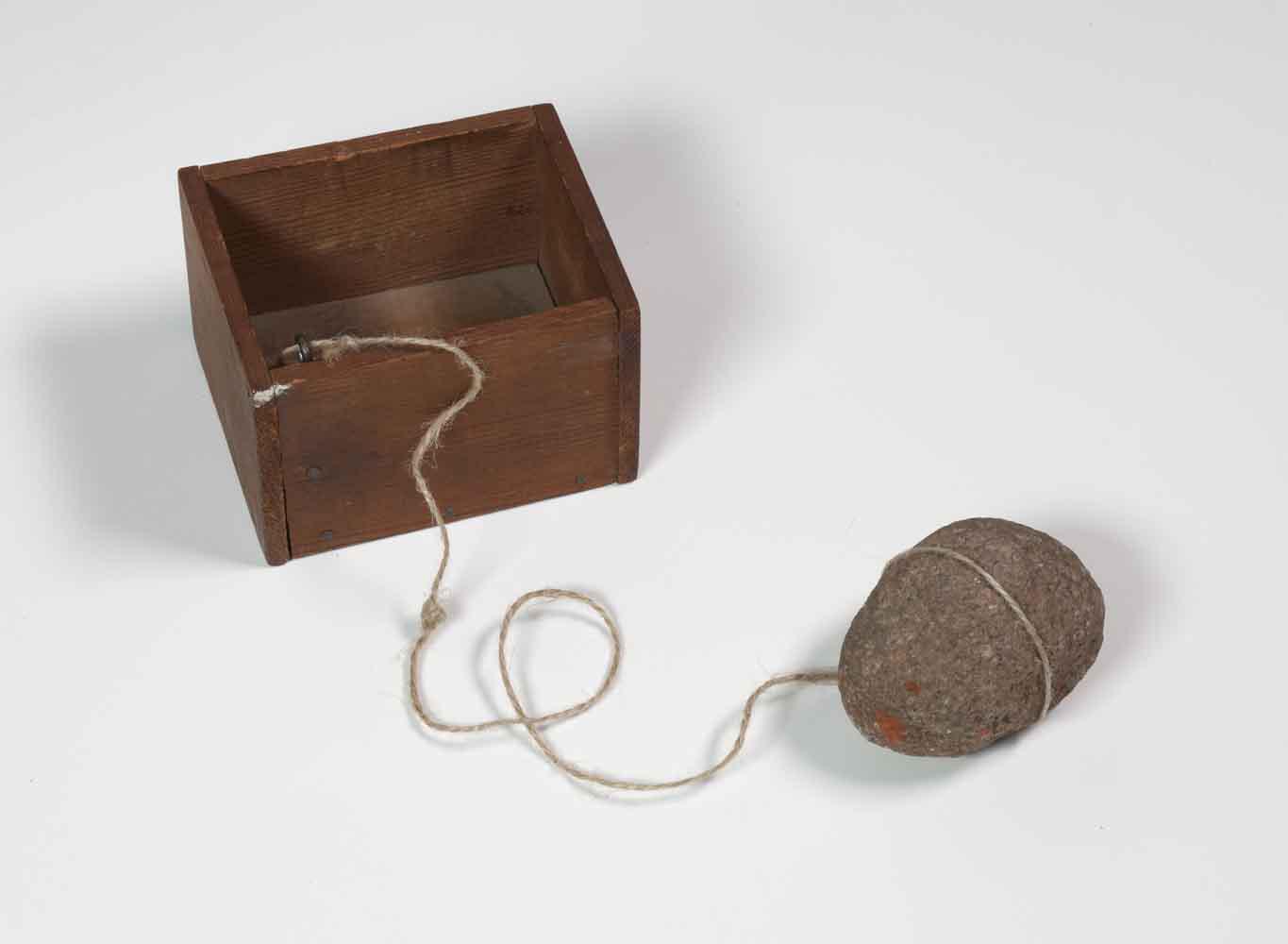 Robert Rauschenberg, Untitled, dalla serie Elemental Sculpture (1953; scatola in legno, filo e pietra, 9.8 x 45.4 x 14.9 cm; Roma, collezione privata)
