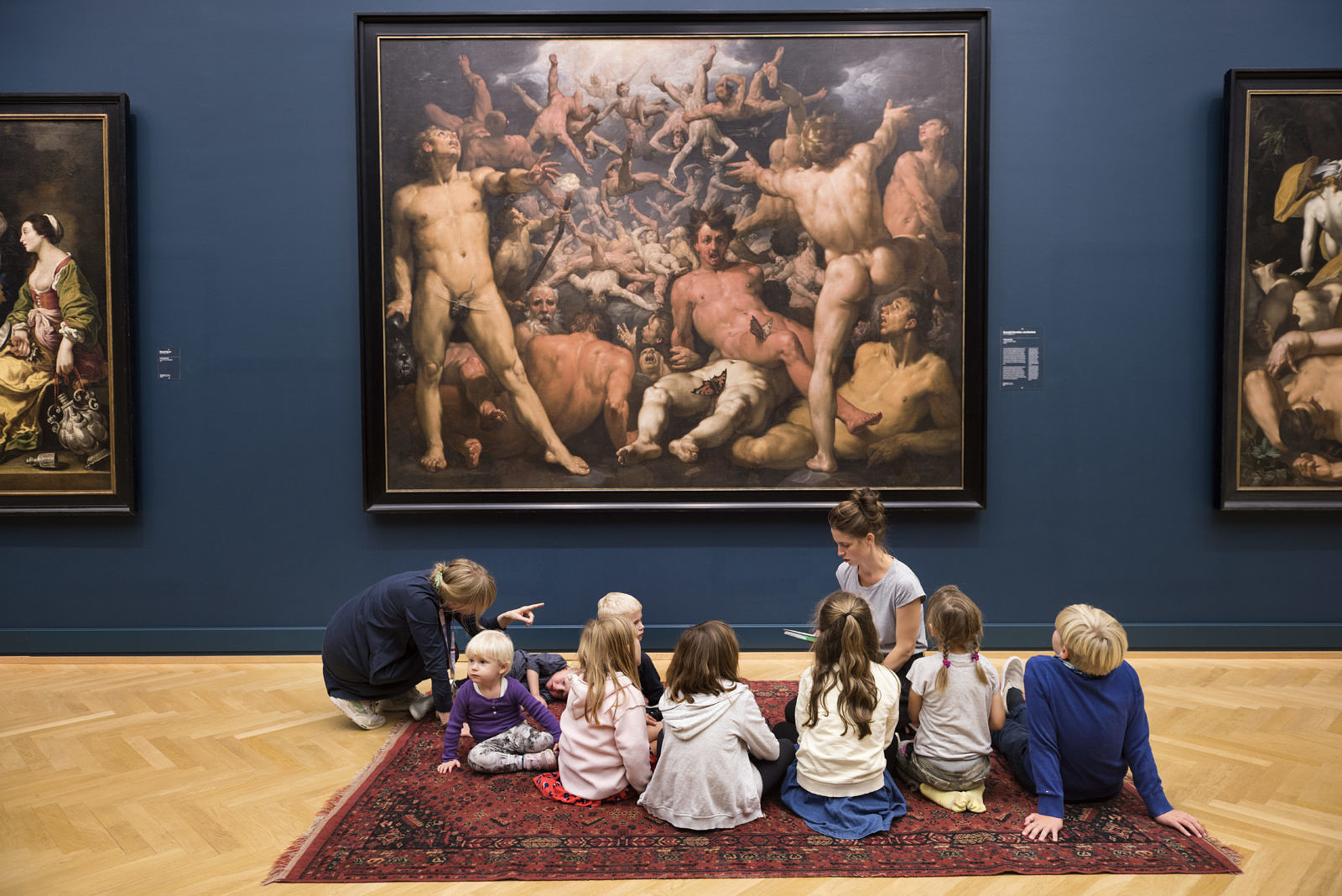 Bambini davanti alla Caduta dei Titani di Cornelis van Haarlem. Foto: Statens Museum for Kunst
