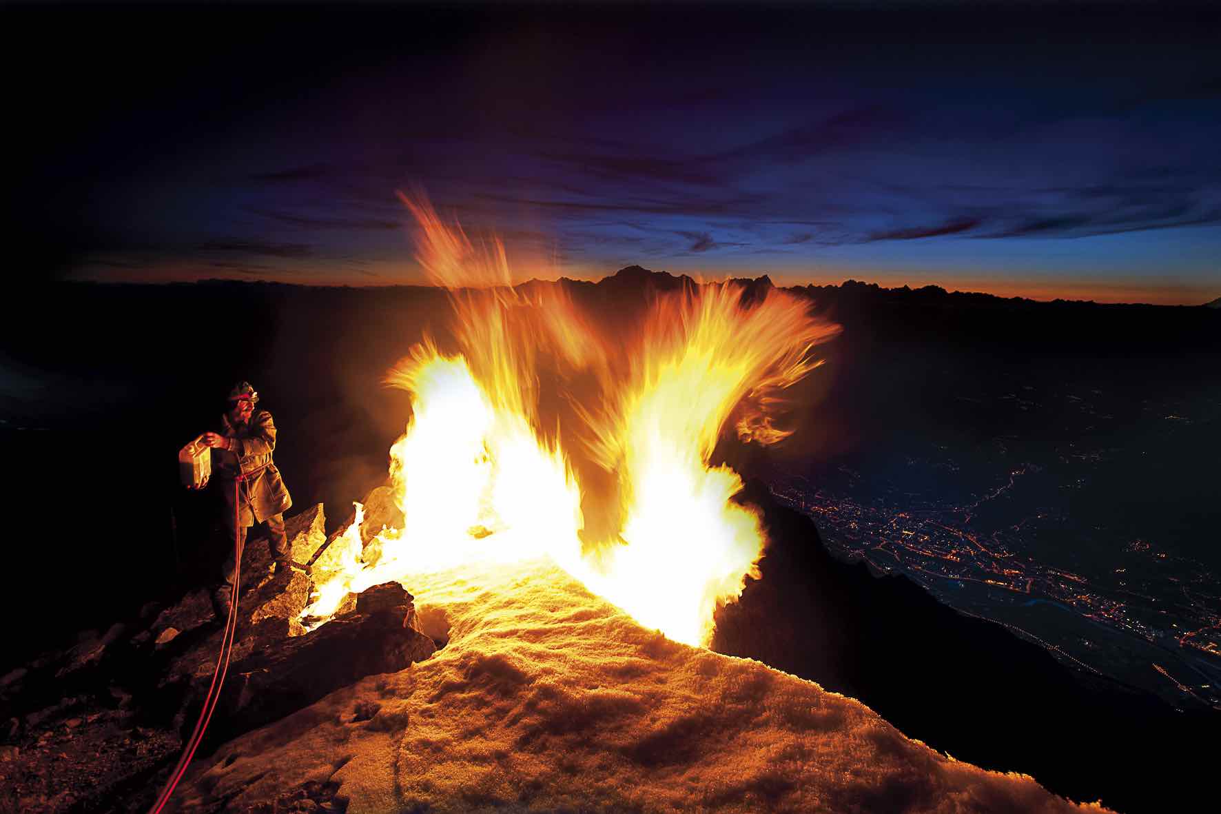 Stefano Torrione, Valle d'Aosta - Il falò sulla cima del Monte Emilius del 29 giugno
