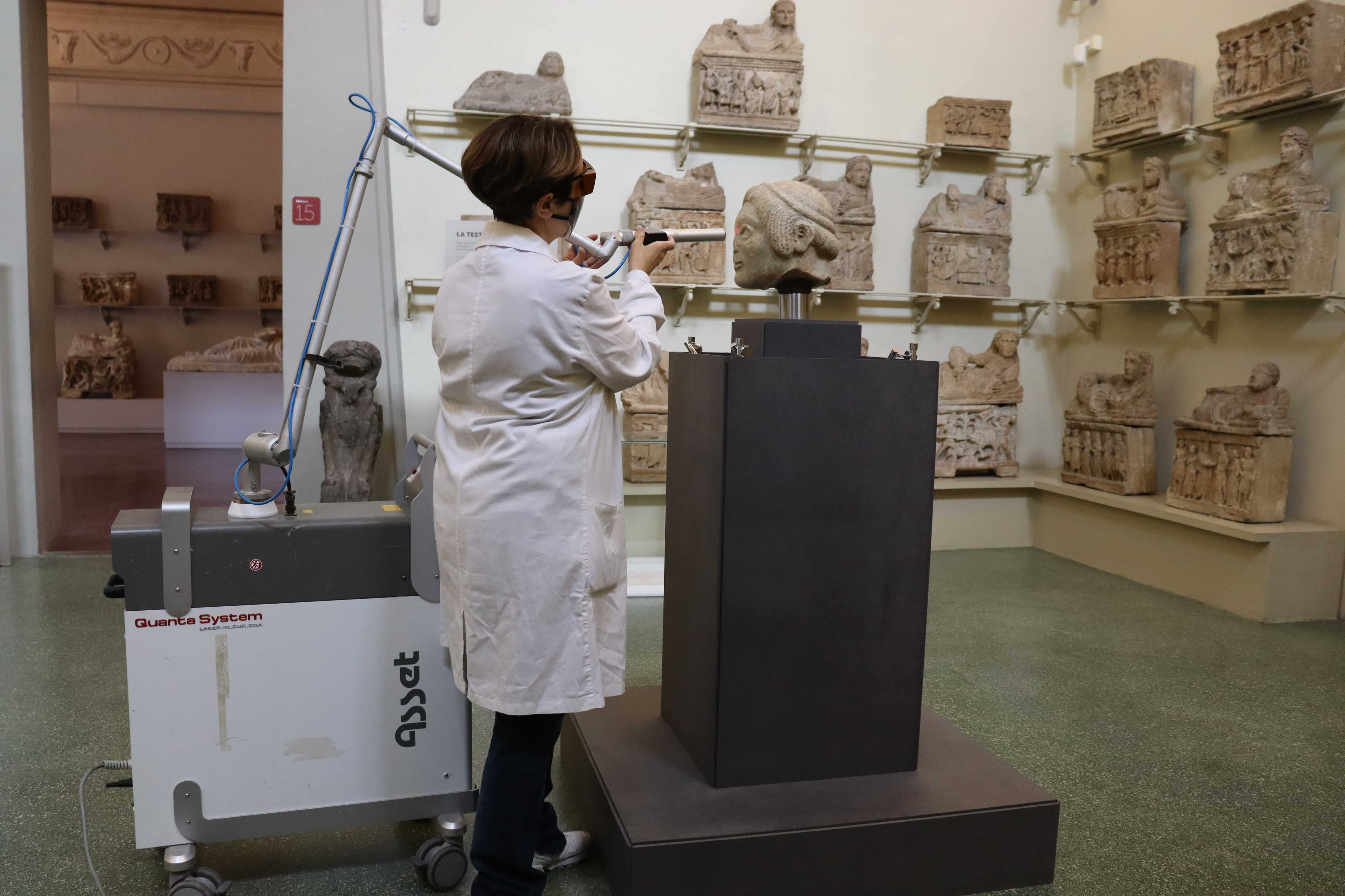 Le attività di pulitura sull'opera
