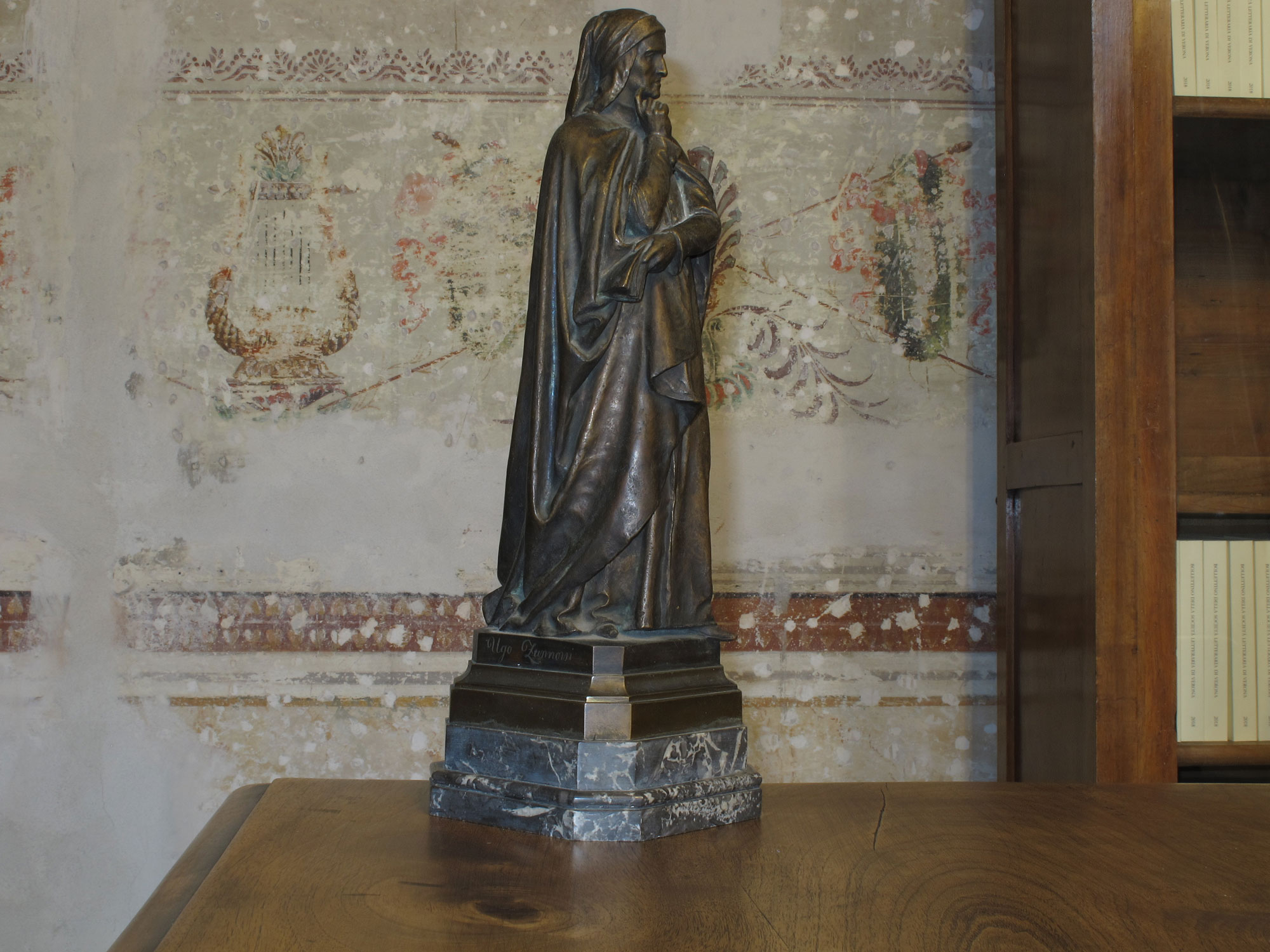 Ugo Zannoni, Dante Alighieri, bozzetto per il monumento in piazza dei Signori (1865; bronzo su piedistallo in bronzo e marmo, 41 × 14,5 × 15,5 cm; Verona, Società Letteraria). Foto: Gardaphoto, Salò
