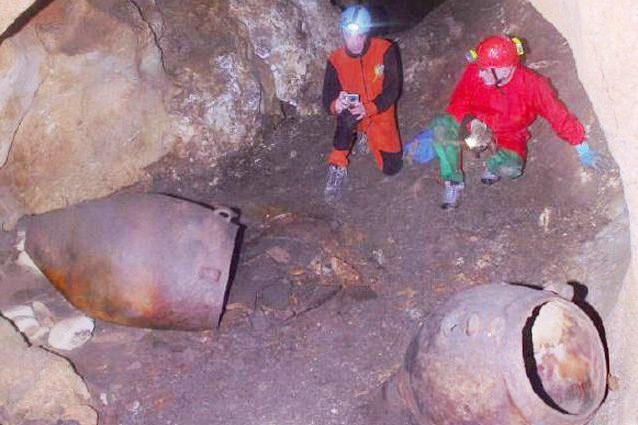 Le immagini della scoperta del cosiddetto vino più antico del mondo
