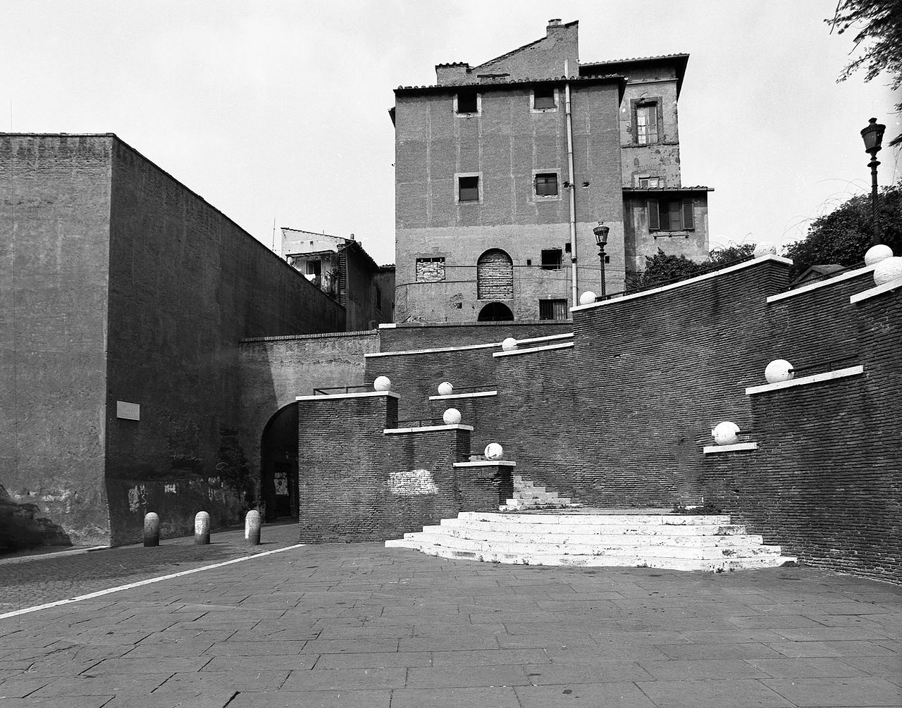 Palazzo Silvestri-Rivaldi in una foto del 1982
