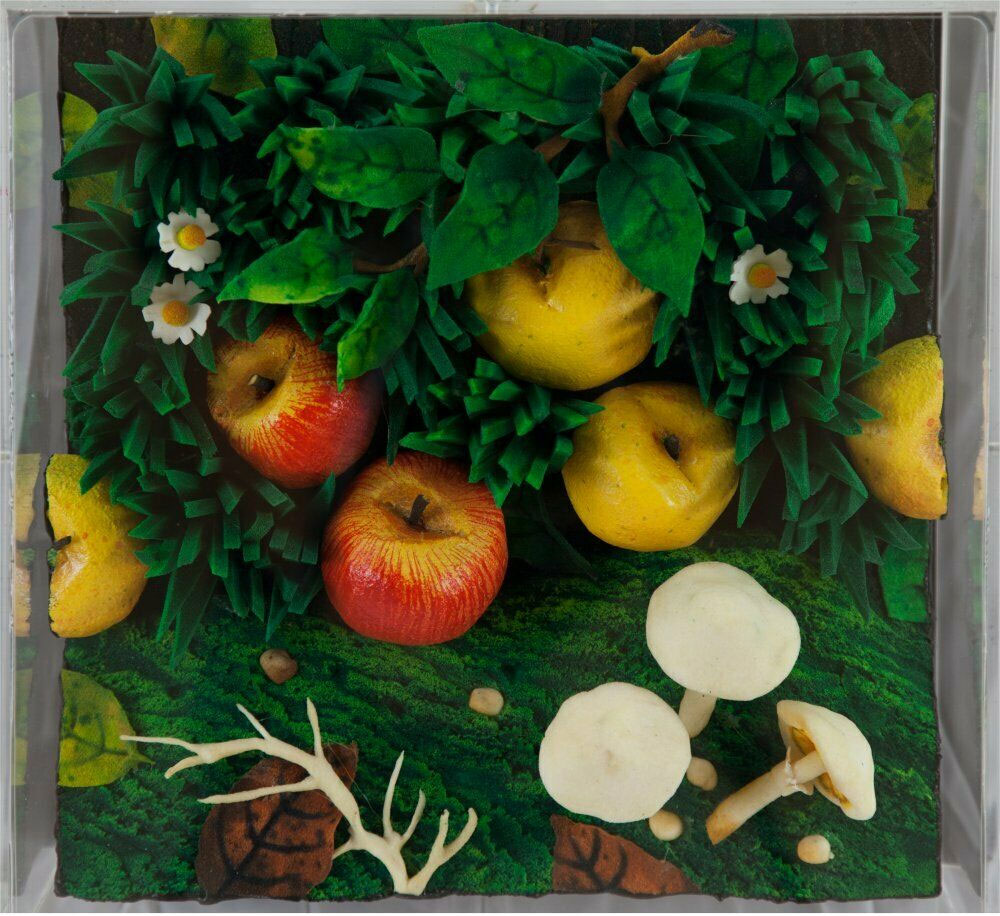 Piero Gilardi, Mele e funghi (2000; poliuretano espanso entro teca di plexiglass, 31 x 31 x 15 cm; San Gallo Fine Art)
