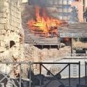 Pozzuoli, incendio all'Anfiteatro Flavio: danneggiate le gradinate in legno